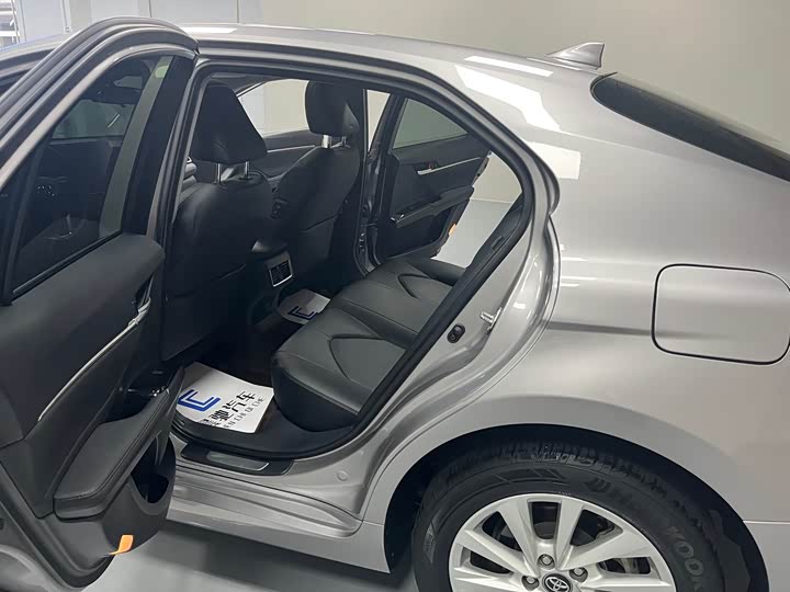 Фото 13 - Toyota Camry