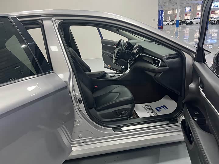 Фото 14 - Toyota Camry