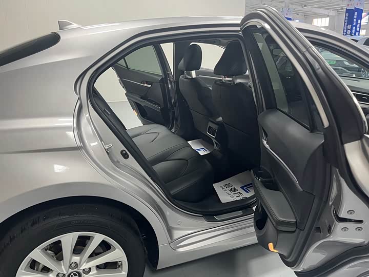 Фото 15 - Toyota Camry