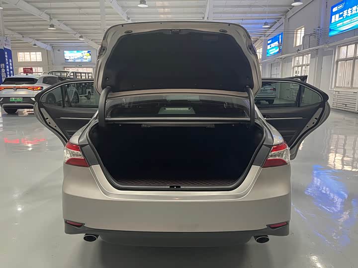 Фото 17 - Toyota Camry