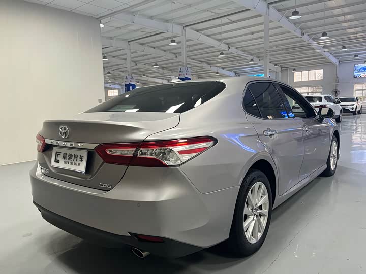 Фото 5 - Toyota Camry