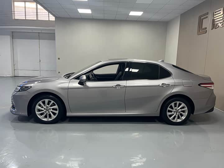 Фото 8 - Toyota Camry