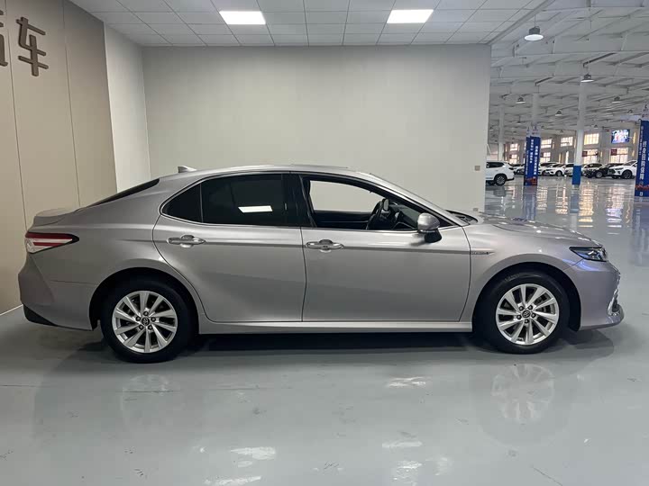 Фото 9 - Toyota Camry