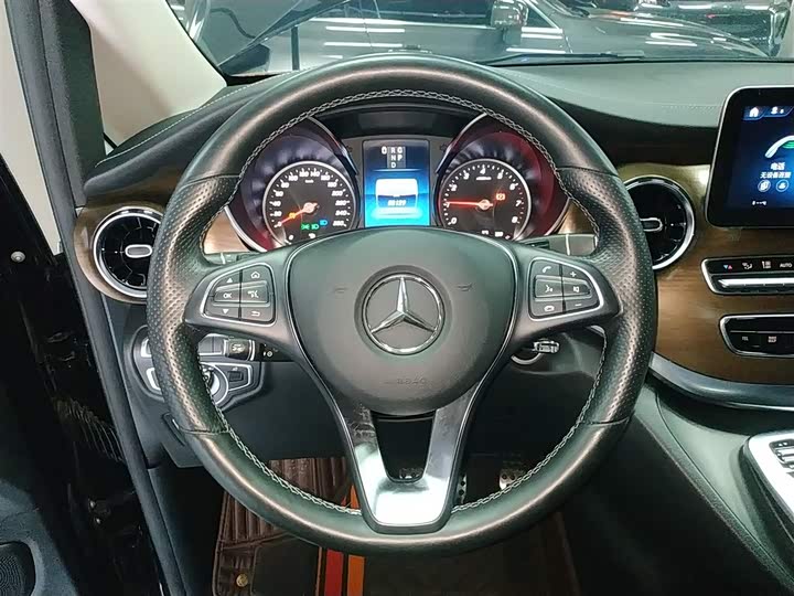 Фото 11 - Mercedes-Benz V-Class