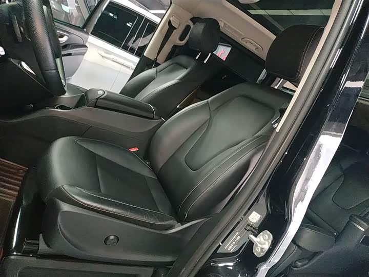 Фото 15 - Mercedes-Benz V-Class