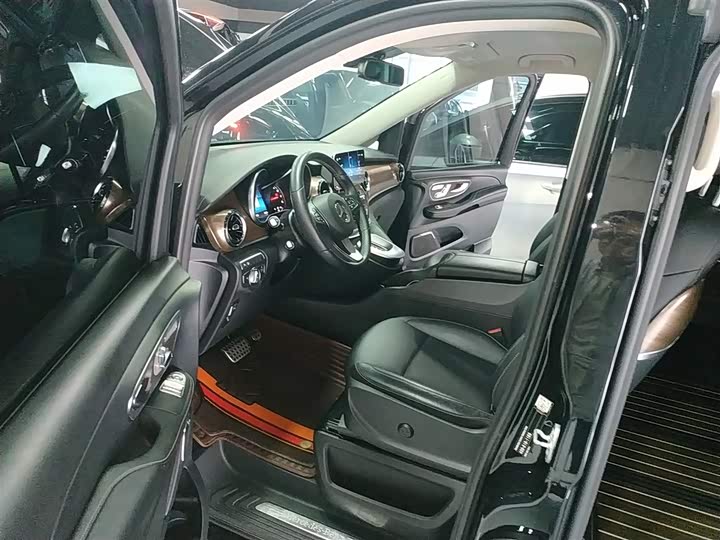 Фото 16 - Mercedes-Benz V-Class