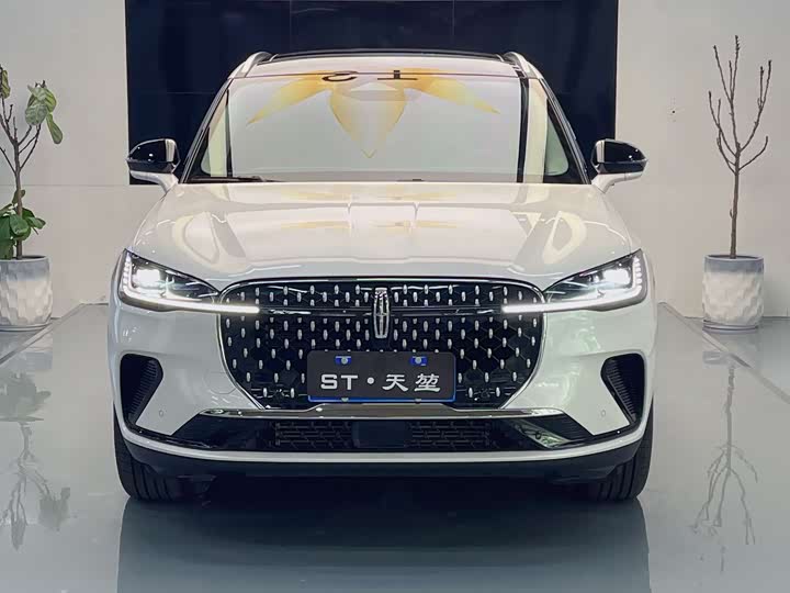 Фото 2 - Lincoln Corsair