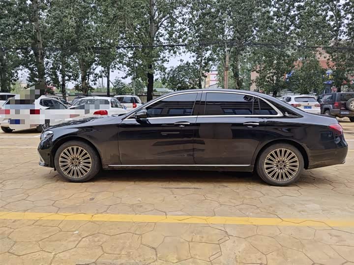 Фото 13 - Mercedes-Benz E-Class