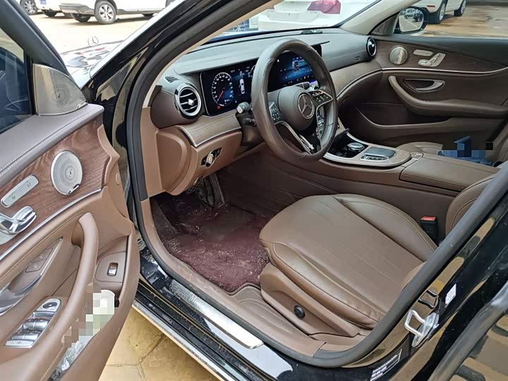 Фото 16 - Mercedes-Benz E-Class