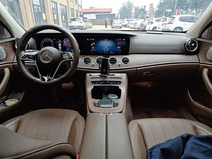 Фото 17 - Mercedes-Benz E-Class