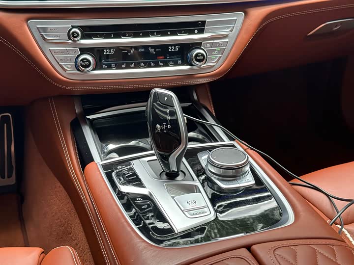 Фото 16 - BMW 7 Series