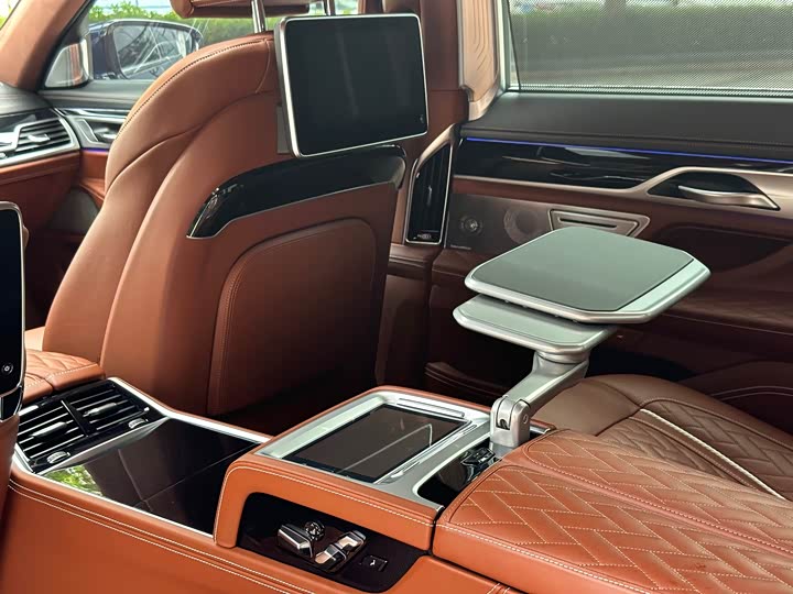 Фото 18 - BMW 7 Series