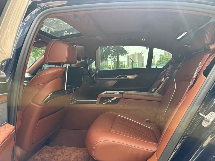 Фото 8 - BMW 7 Series