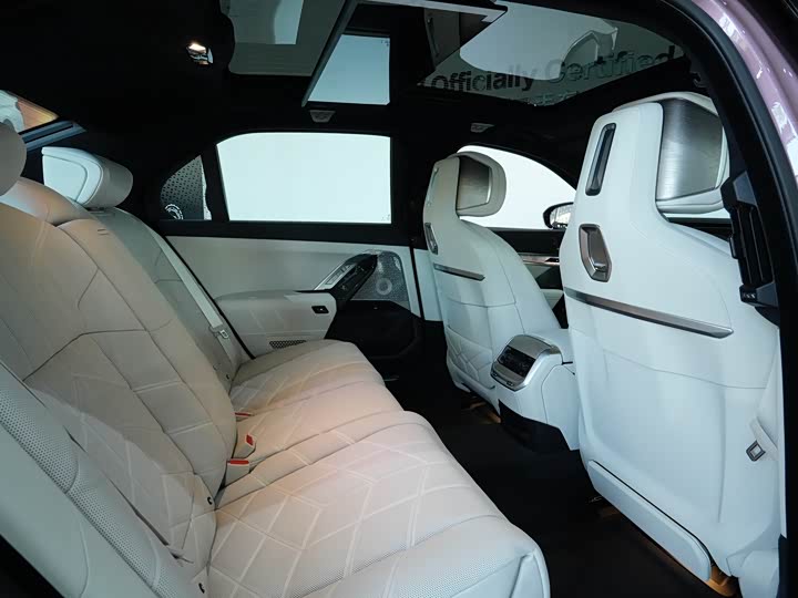 Фото 13 - BMW i7