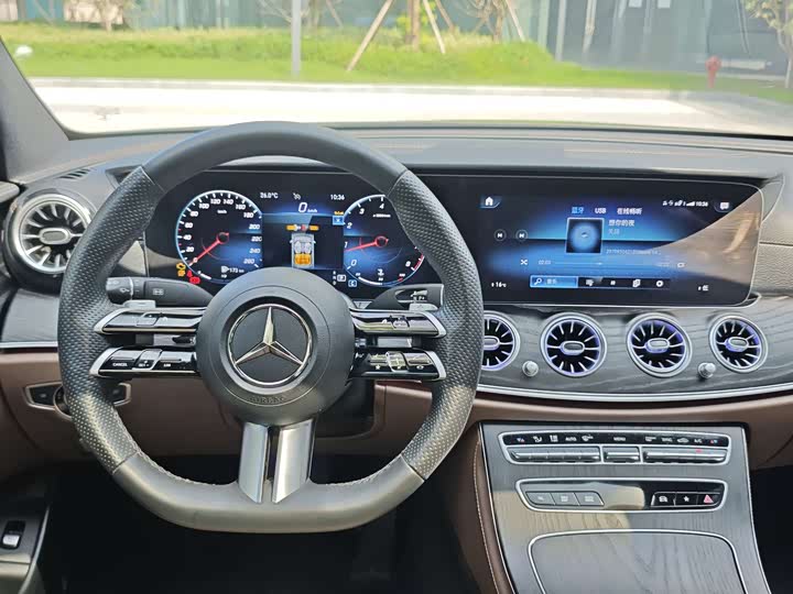 Фото 10 - Mercedes-Benz E-Class