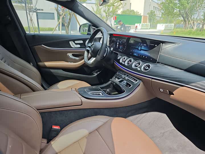 Фото 12 - Mercedes-Benz E-Class