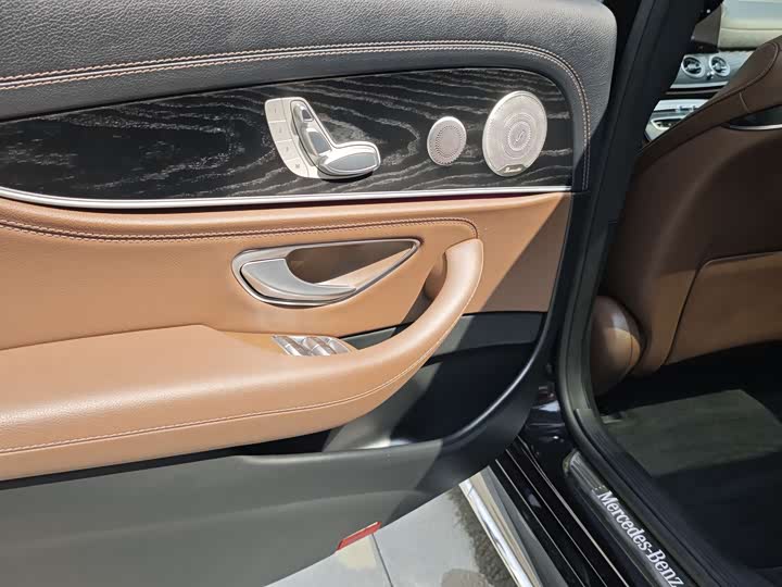 Фото 13 - Mercedes-Benz E-Class