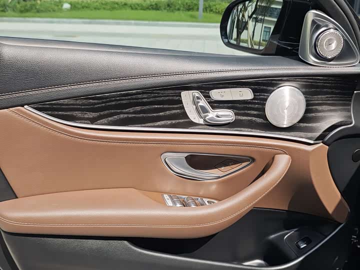 Фото 17 - Mercedes-Benz E-Class