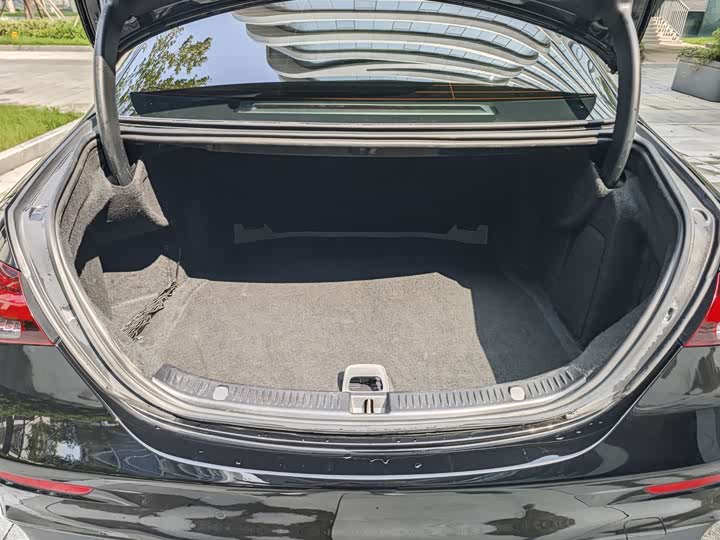 Фото 18 - Mercedes-Benz E-Class