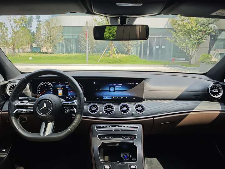 Фото 9 - Mercedes-Benz E-Class