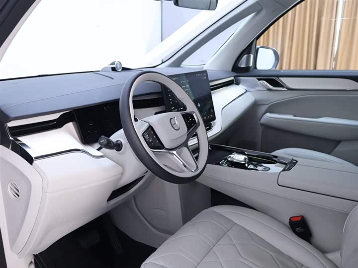 Фото 11 - Volvo EM90