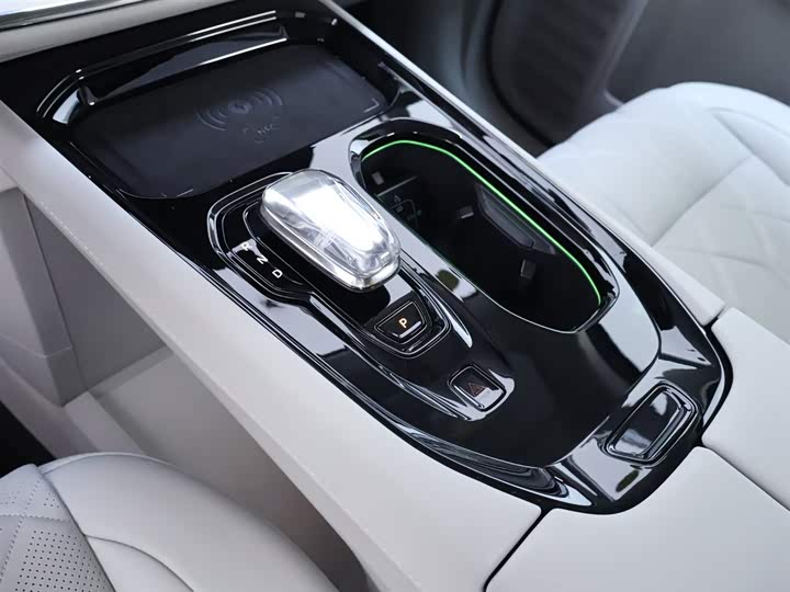 Фото 12 - Volvo EM90