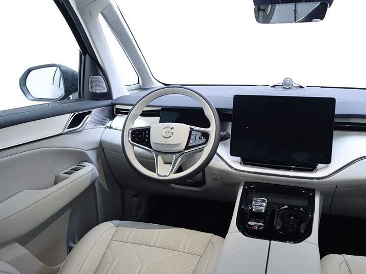 Фото 14 - Volvo EM90