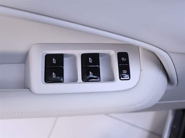 Фото 17 - Volvo EM90