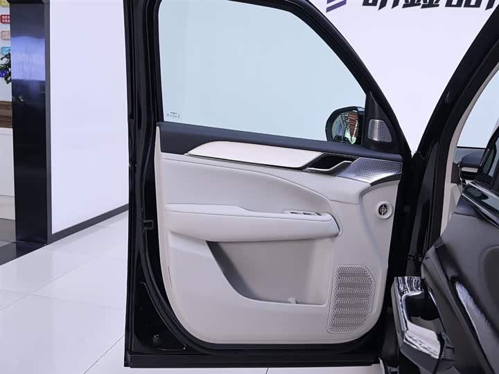 Фото 18 - Volvo EM90