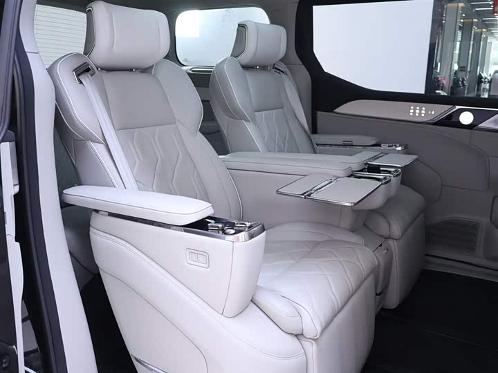 Фото 21 - Volvo EM90