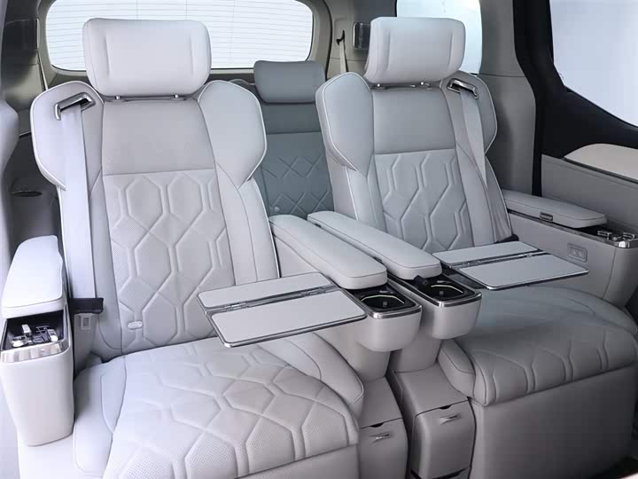 Фото 22 - Volvo EM90