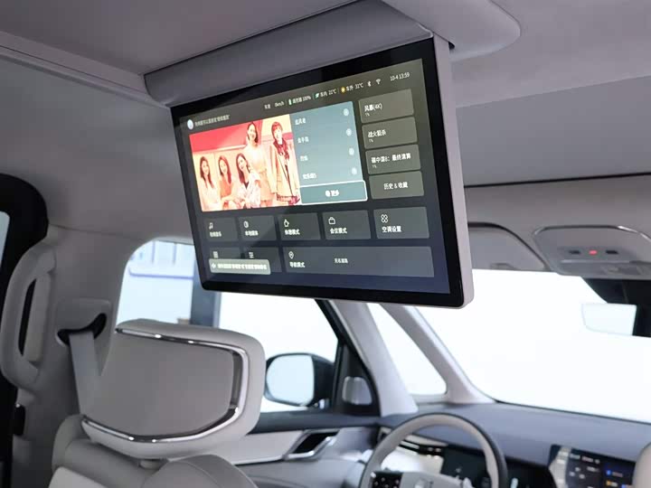 Фото 24 - Volvo EM90