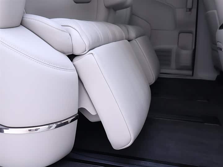 Фото 25 - Volvo EM90