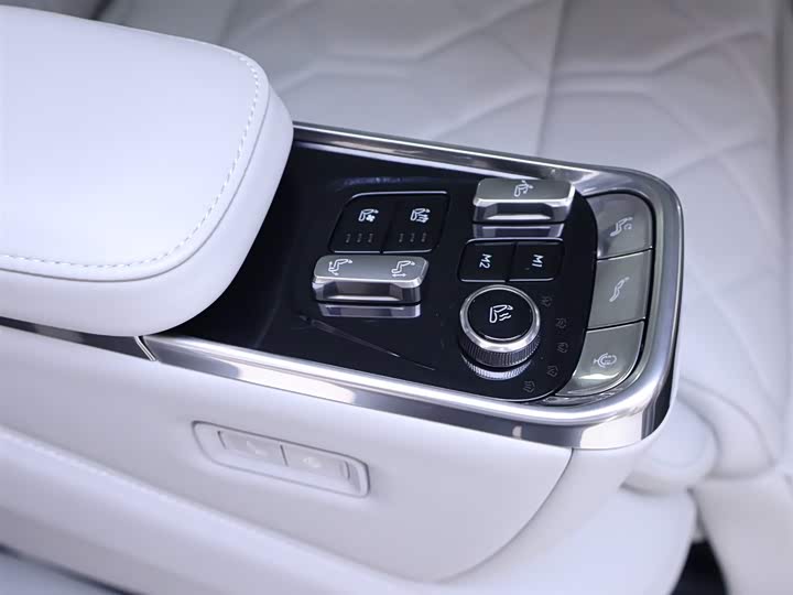 Фото 26 - Volvo EM90