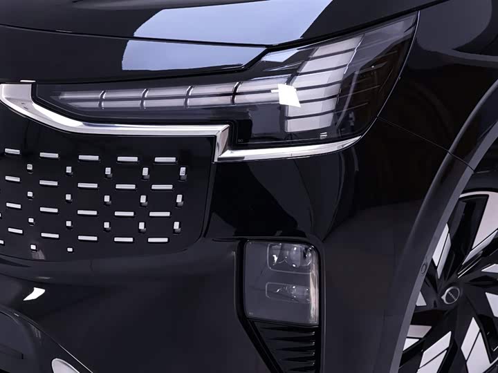 Фото 4 - Volvo EM90