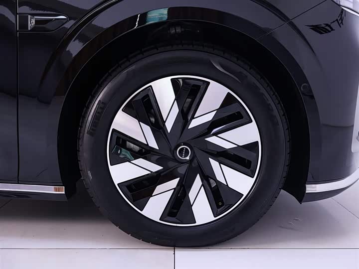 Фото 6 - Volvo EM90