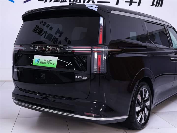 Фото 8 - Volvo EM90