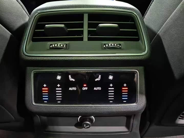 Фото 12 - Audi A6L Hybrid