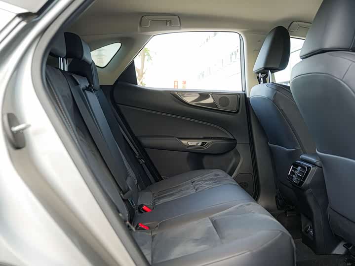 Фото 14 - Lexus NX