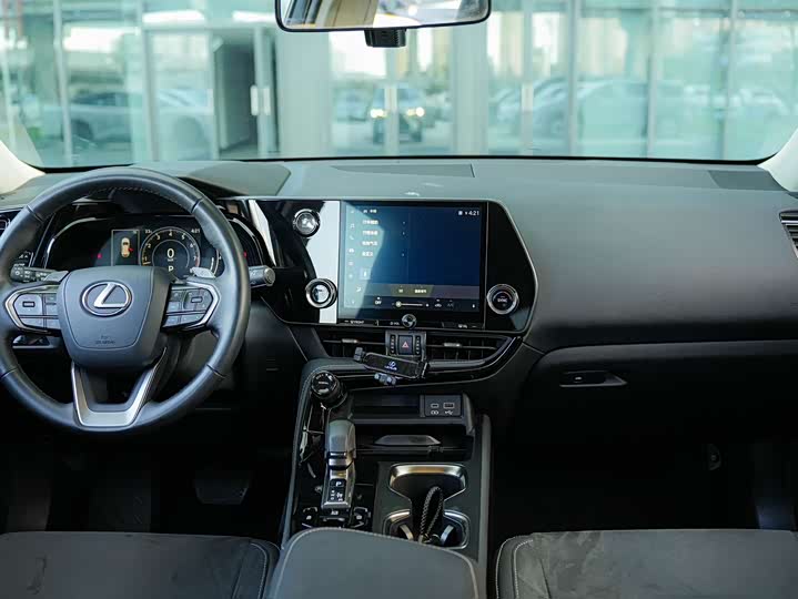 Фото 16 - Lexus NX