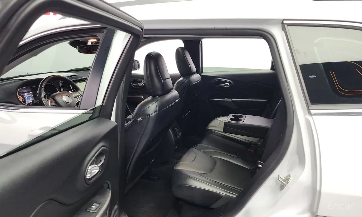 Фото 12 - Jeep Cherokee