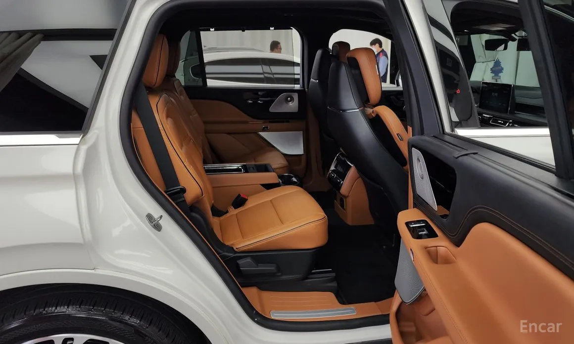 Фото 12 - Lincoln Aviator