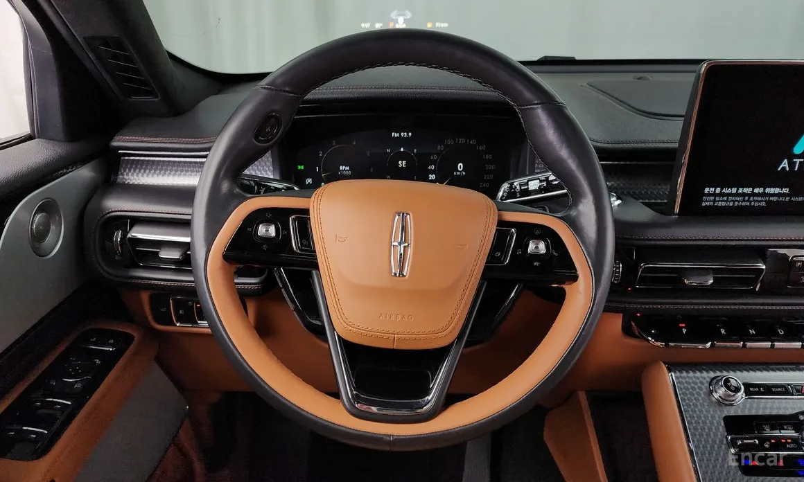 Фото 13 - Lincoln Aviator