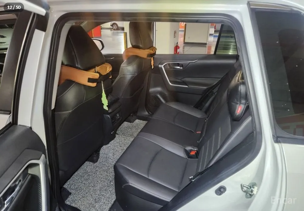 Фото 8 - Toyota RAV4