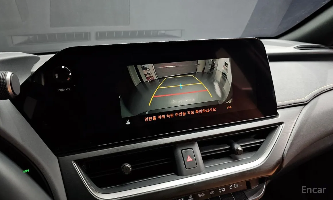 Фото 17 - Lexus UX