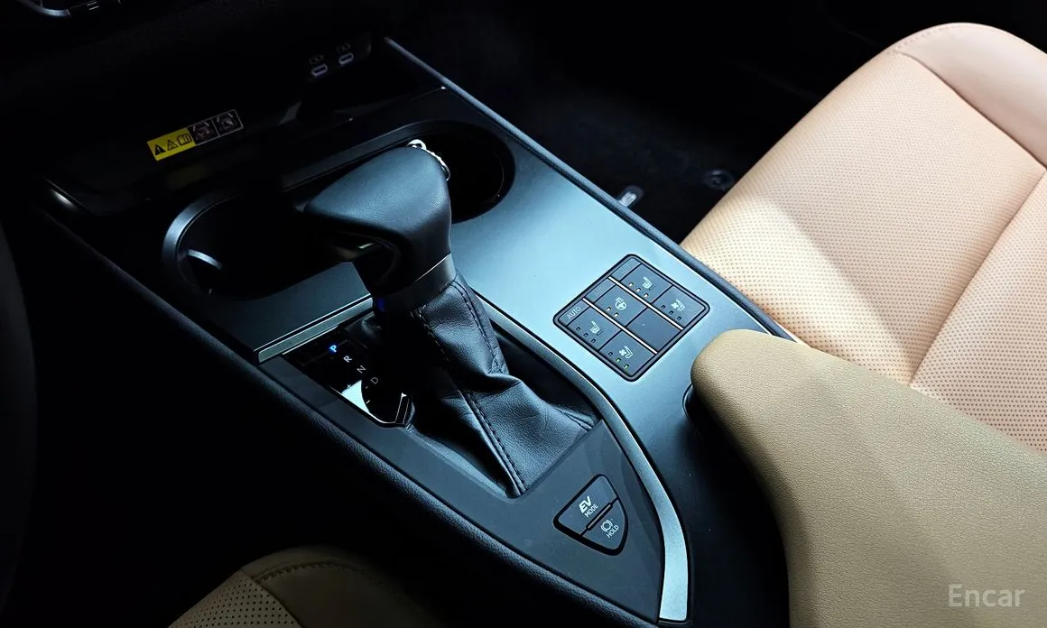 Фото 9 - Lexus UX