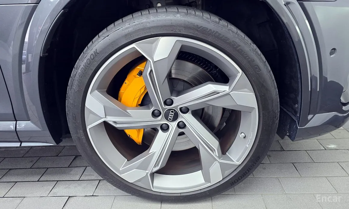 Фото 5 - Audi e-tron