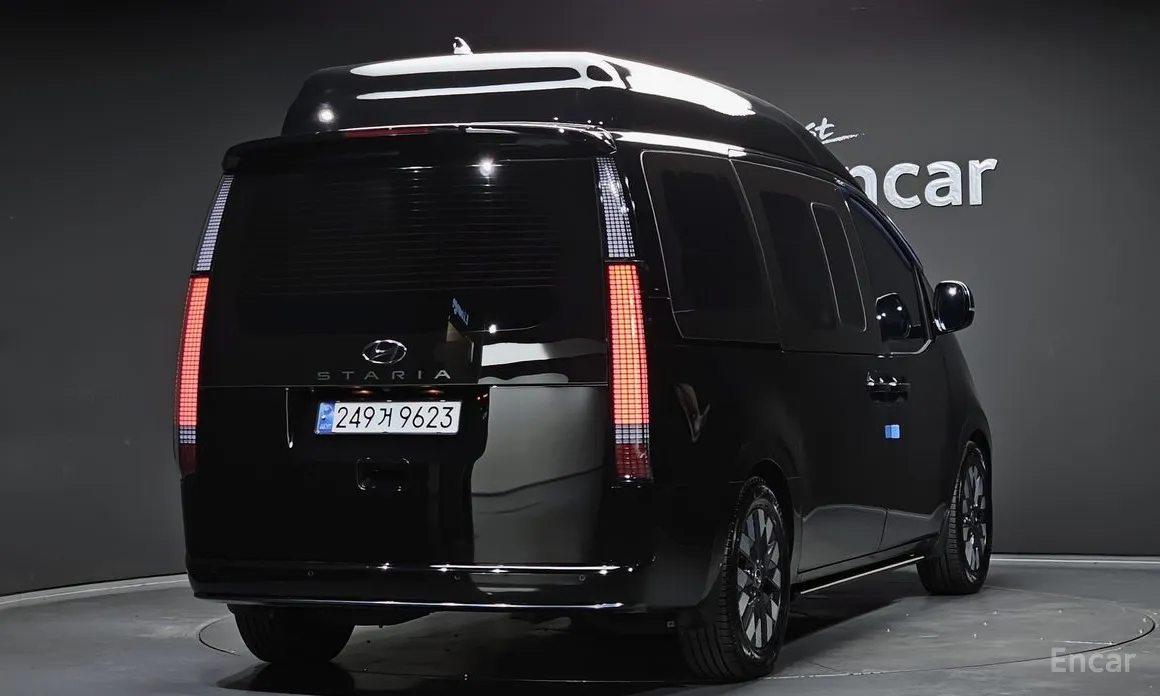 Фото 2 - Hyundai Staria