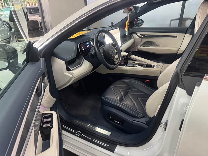 Фото 10 - Zeekr 001