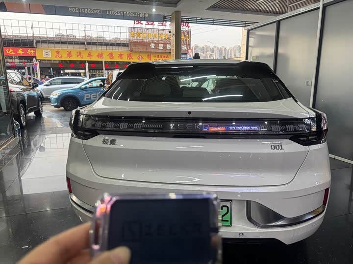 Фото 14 - Zeekr 001